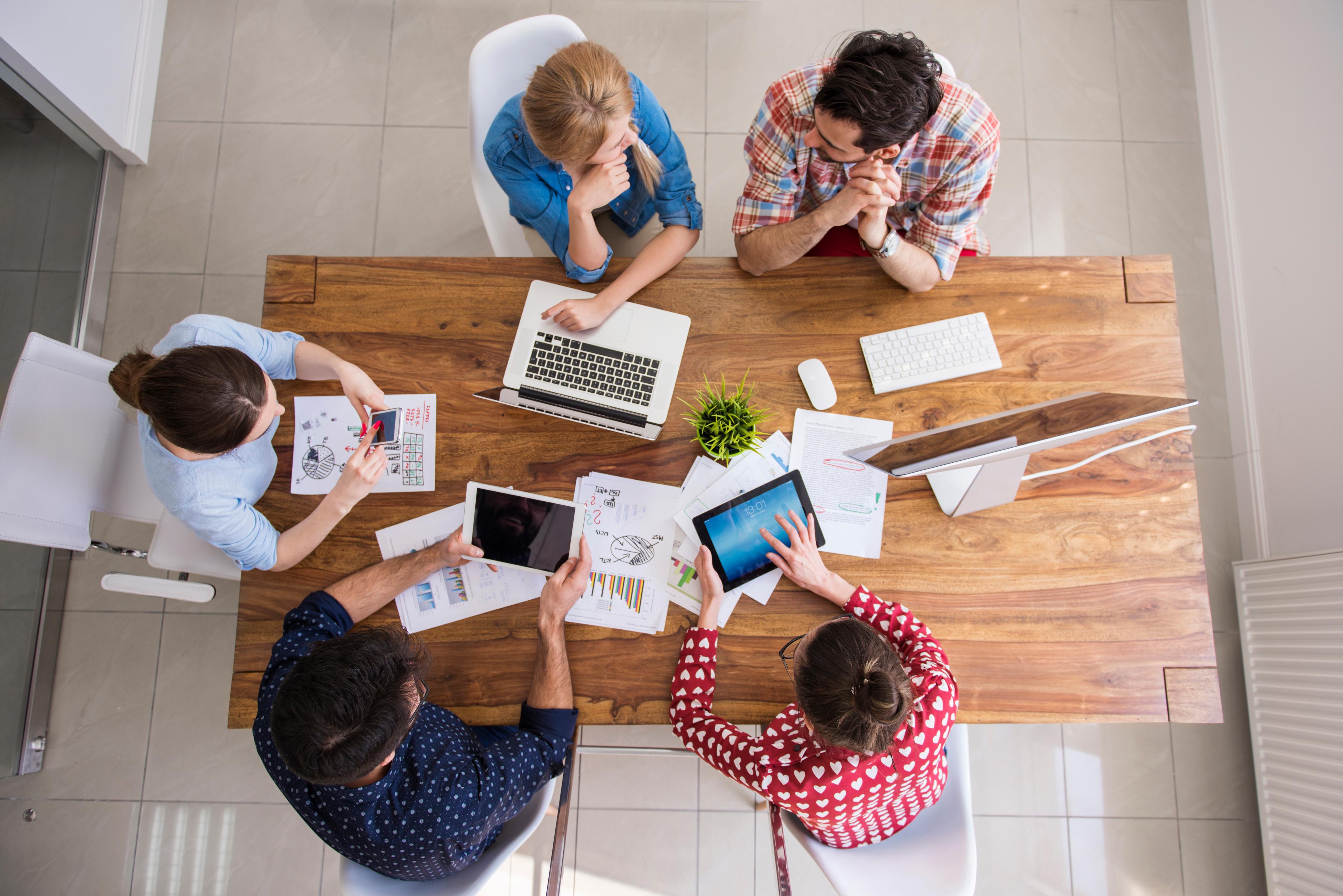 Equipe analisando dados e relatórios de consumo